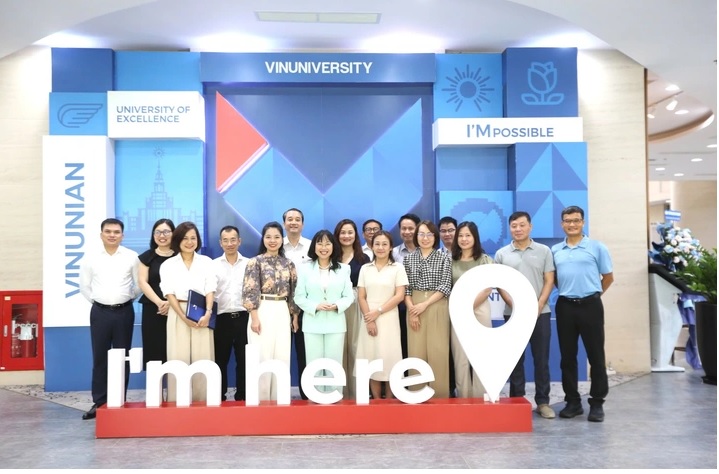 Các đại biểu chụp ảnh kỷ niệm.