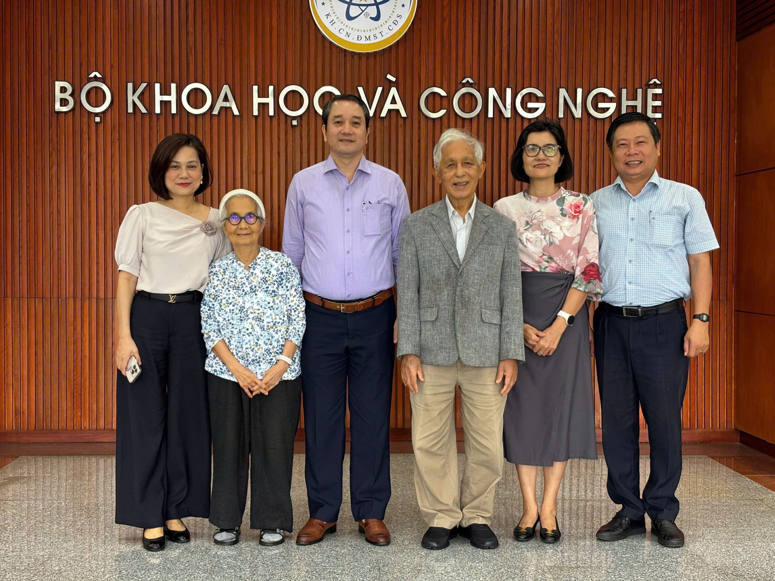 Giáo sư Trần Thanh Vân thăm và làm việc tại Quỹ Phát triển khoa học và  công nghệ Quốc gia