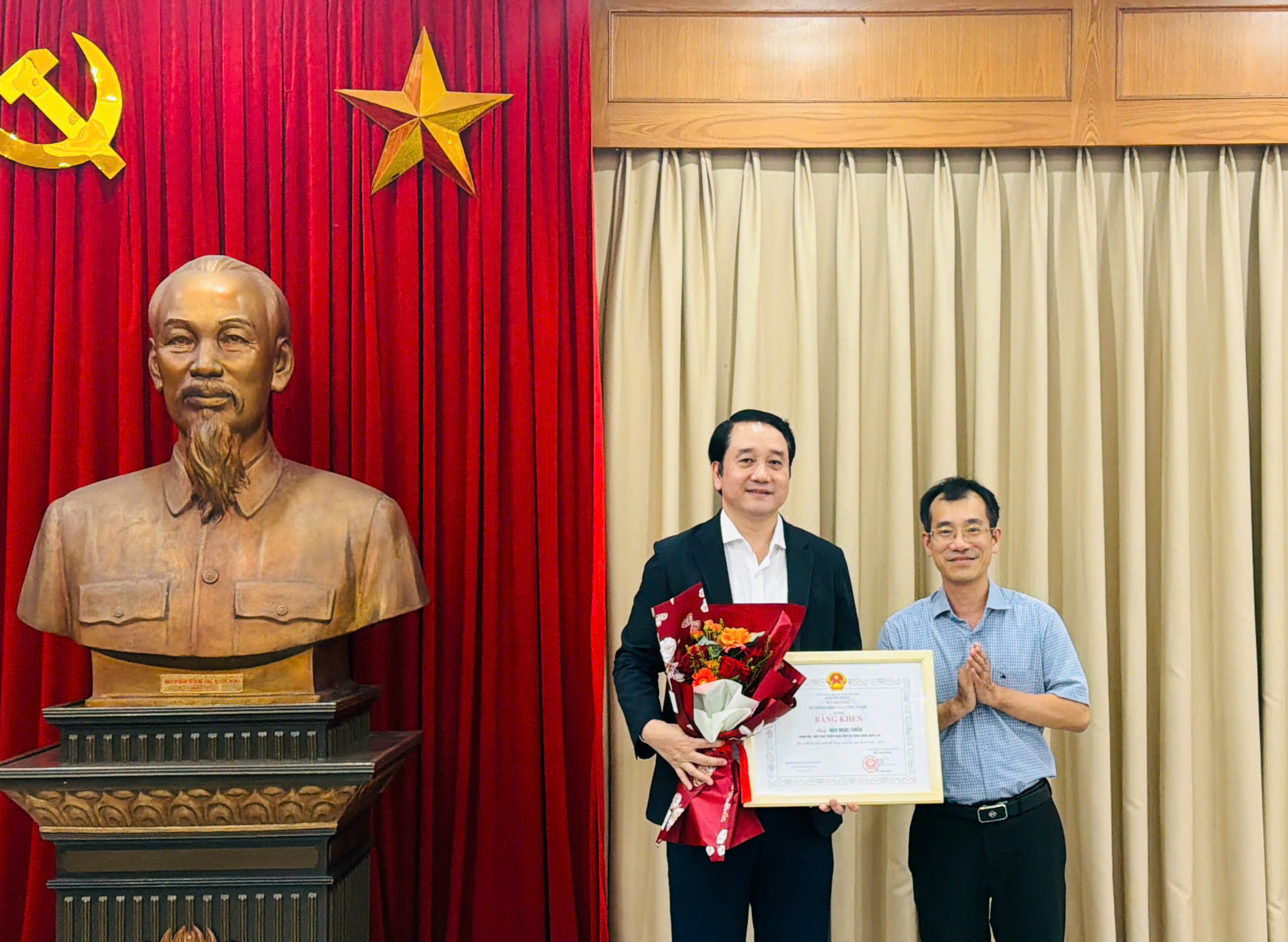 Quỹ Phát triển khoa học và công nghệ Quốc gia tổ chức Lễ trao Bằng khen của Bộ trưởng và danh hiệu thi đua cho các tập thể, cá nhân có thành tích xuất sắc
